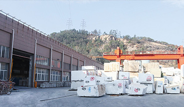 嘉岩石材三厂正式建成并全面投产，引领嘉岩产能强势增长，每日上新量由1,800㎡提升至2,800㎡。